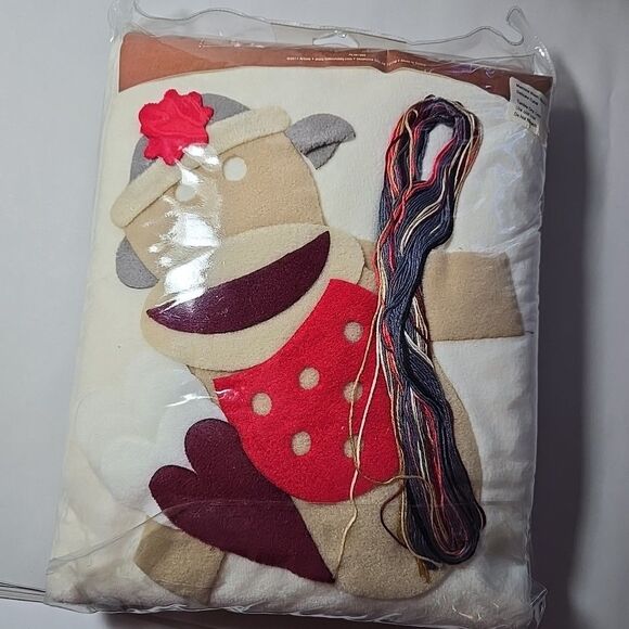 Vintage Artiste Fleece Applique Sock Monkey Quilt Kit 41.5x67" - Picture 4 of 4